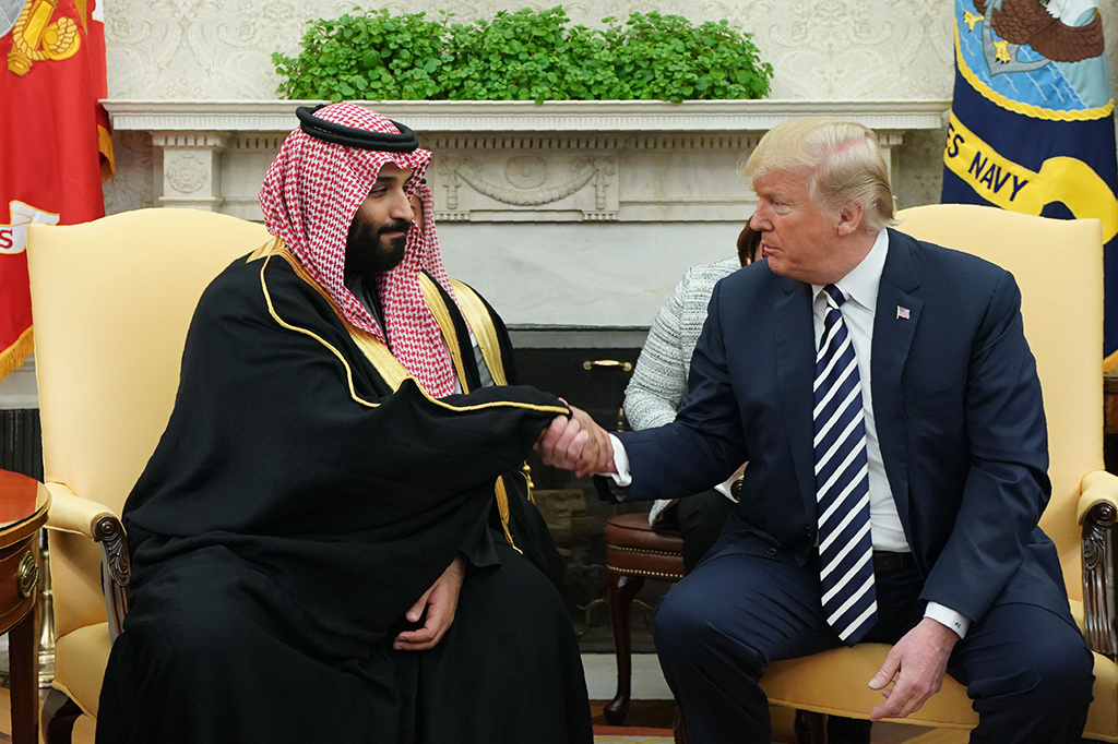 Trump memuji penjualan alat utama sistem pertahanan ke Arab Saudi yang dinilai mendorong lapangan pekerjaan di AS, meski Riyadh terus dikritik atas keterlibatan di perang saudara Yaman. 