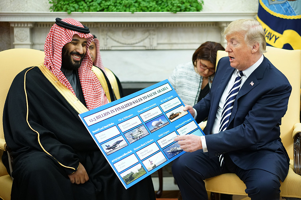 Trump juga sempat memperlihatkan grafik tentang keseriusan Arab Saudi dalam membeli peralatan militer buatan AS, mulai dari kapal, sistem pertahanan rudal, pesawat jet militer, dan berbagai kendaraan tempur lainnya.