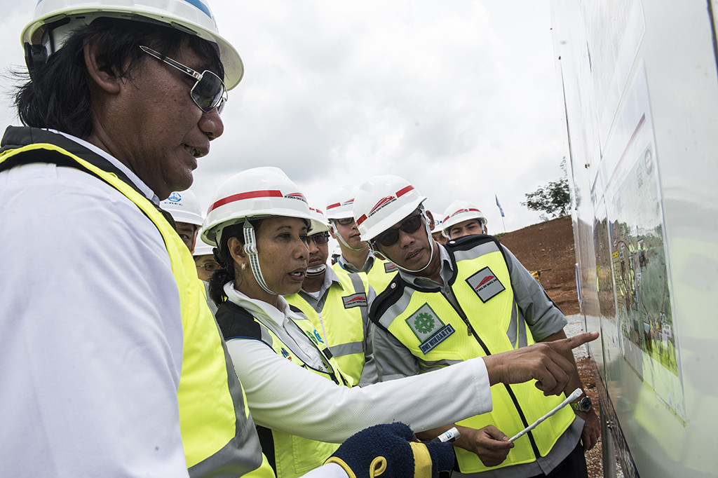 Menteri BUMN Rini Soemarno (tengah) berbincang dengan Deputi Project Direktur High Speed Railway Contractor Consortium (HSRCC) Tamjianto (kiri) dan Plt Direktur Utama PT Kereta Cepat Indonesia China (KCIC) Dwi Windarto (kanan) saat meninjau proyek kereta cepat Jakarta-Bandung di Cikalong Wetan, Kabupaten Bandung Barat, Jawa Barat.
