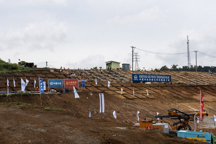 Pekerja menyelesaikan konstruksi terowongan Walini proyek kereta cepat Jakarta-Bandung di Cikalong Wetan, Kabupaten Bandung Barat, Jawa Barat.