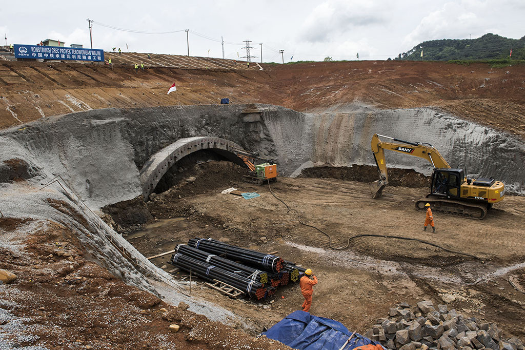 Plt Direktur Utama Kereta Cepat Indonesia China (KCIC) Dwi Windarto mengatakan saat ini pekerjaan konstruksi kereta cepat Jakarta-Bandung sudah dimulai di beberapa lokasi, dan pembangunannya sudah mencapai 5 persen dari target penyelesaian proyek tahun 2020.