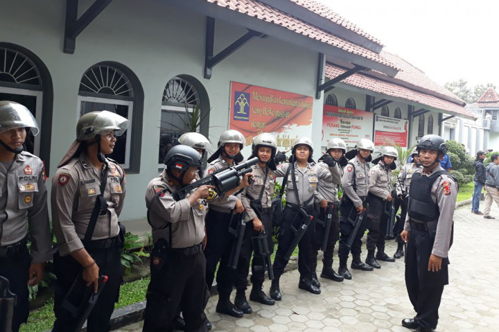 Ratusan personel kepolisian dibantu TNI bersiaga di sekitar Lembaga Pemasyarakatan (Lapas) Kesambi, Cirebon, Jawa Barat.