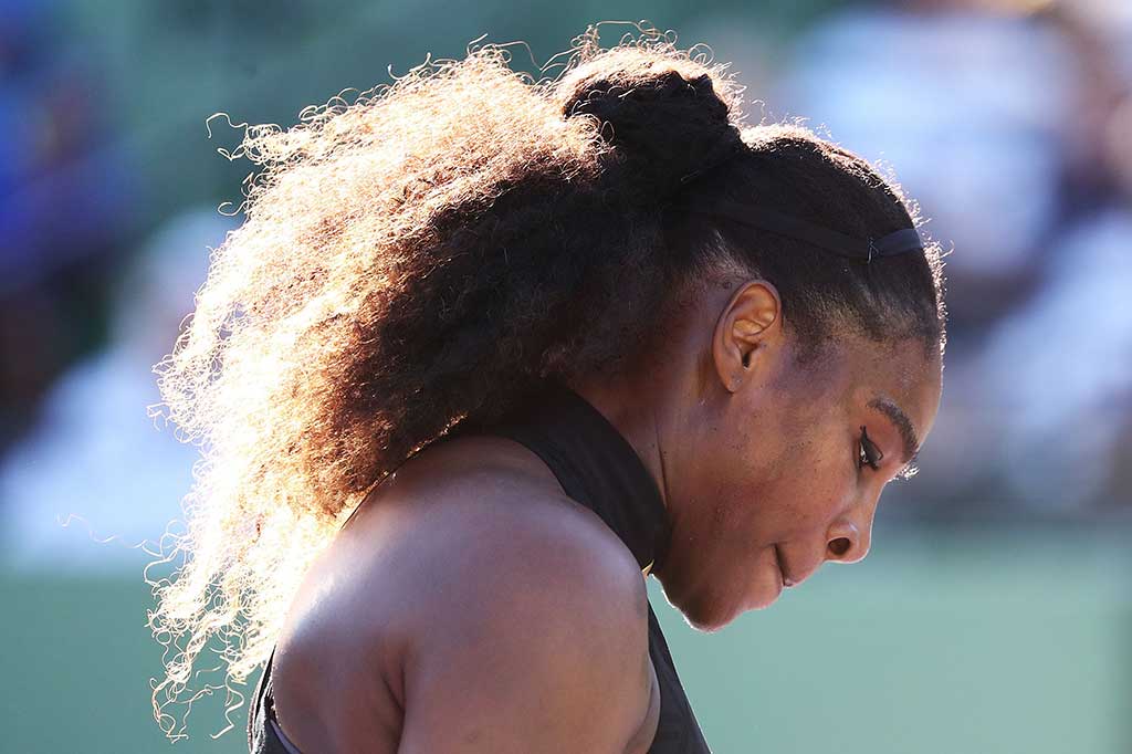 Serena Williams harus mengakui keunggulan petenis remaja Jepang Naomi Osaka pada babak pertama Miami Terbuka, Rabu, 21 Maret 2018 waktu setempat.