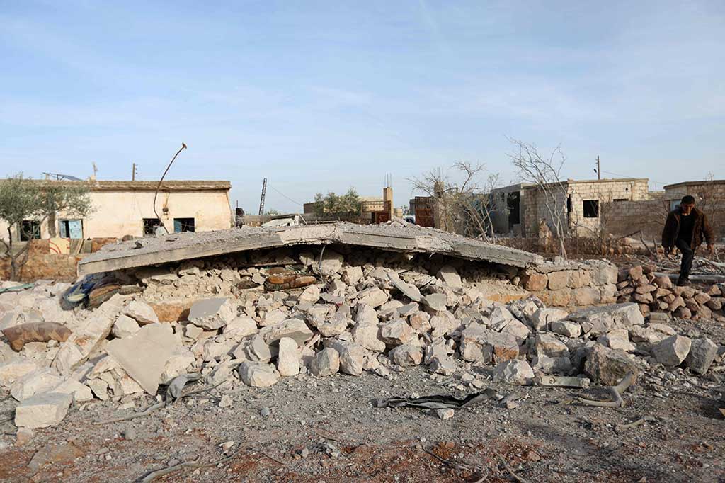 Lembaga penyelamat yang menjalankan tugas di wilayah itu, Pertahanan Sipil Suriah, mengatakan bahwa serangan udara terjadi di dekat sebuah sekolah di Desa Kafr Batikh, timur Provinsi Idlib pada Rabu.