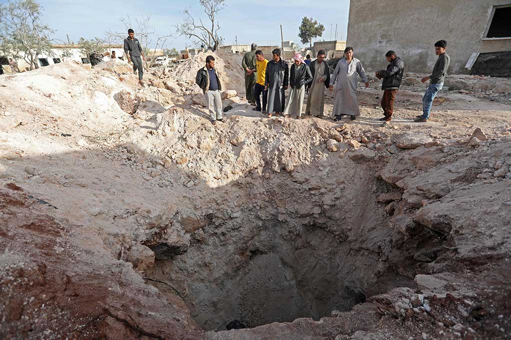 Lembaga pemantau perang yang berpusat di Inggris, Syrian Observatory for Human Rights, menyebutkan jumlah yang sama soal korban tewas dan mengatakan bahwa 15 dari korban meninggal itu berasal dari satu keluarga. Tidak jelas apakah serangan udara dilakukan oleh rezim Suriah atau sekutunya Rusia.