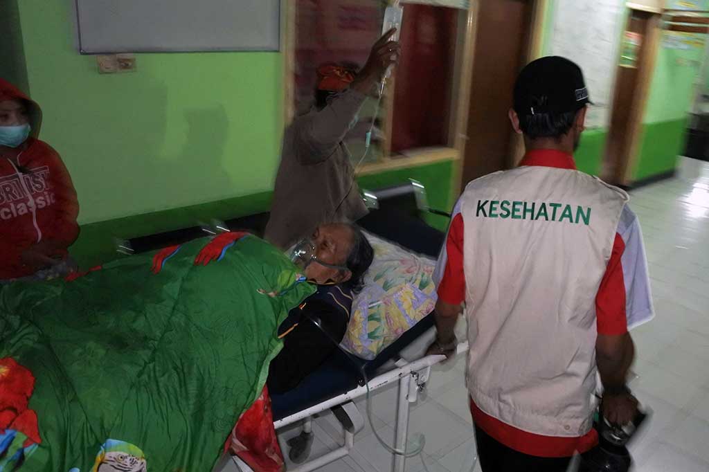 Sebanyak 24 warga keracunan gas Kawah Ijen mendapatkan perawatan medis di Puskesmas Kecamatan Ijen dan empat lainnya di Puskesmas Kecamatan Tlogosari. Sedangkan dua korban dirujuk ke RSU dr Koesnadi Bondowoso karena kondisinya lemah. Rata-rata korban mengalami sesak napas (gangguan pernapasan). ANTARA/Seno