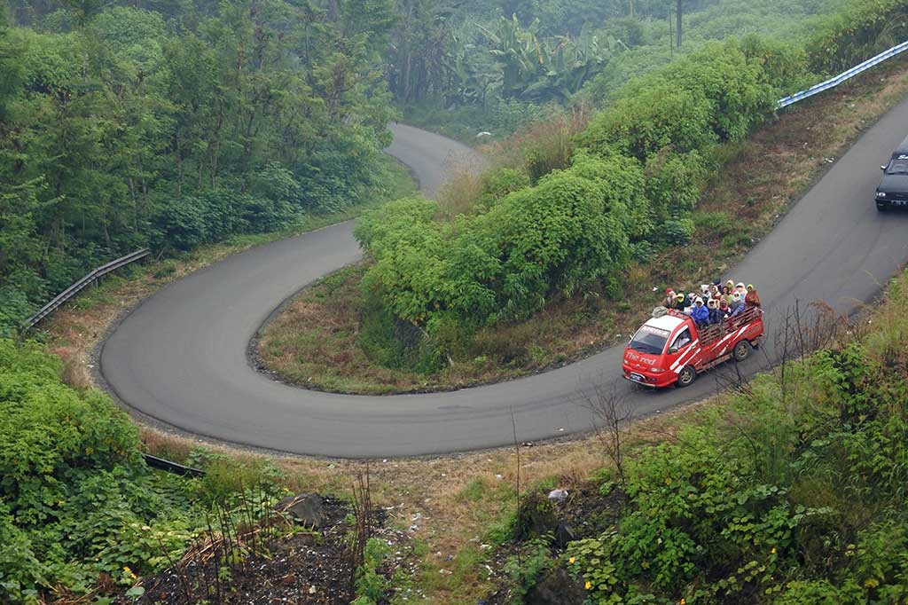 Ratusan warga yang berada di lereng Gunung Ijen terpaksa mengungsi ke tempat yang lebih aman guna menghindari gas beracun. ANTARA/Seno