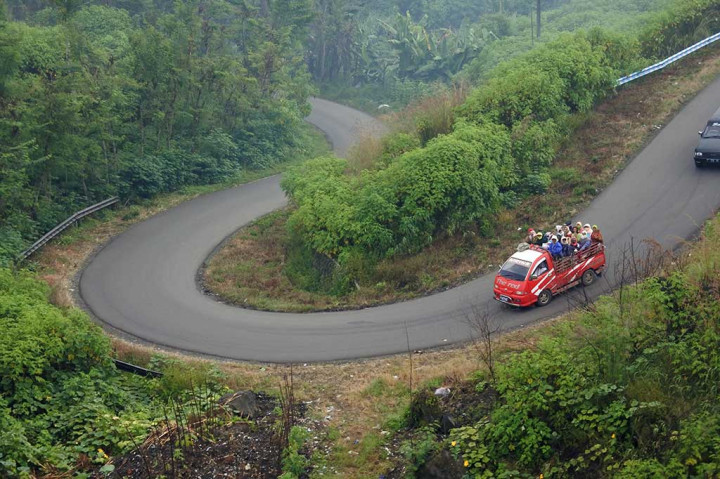 Ratusan warga yang berada di lereng Gunung Ijen terpaksa mengungsi ke tempat yang lebih aman guna menghindari gas beracun. ANTARA/Seno