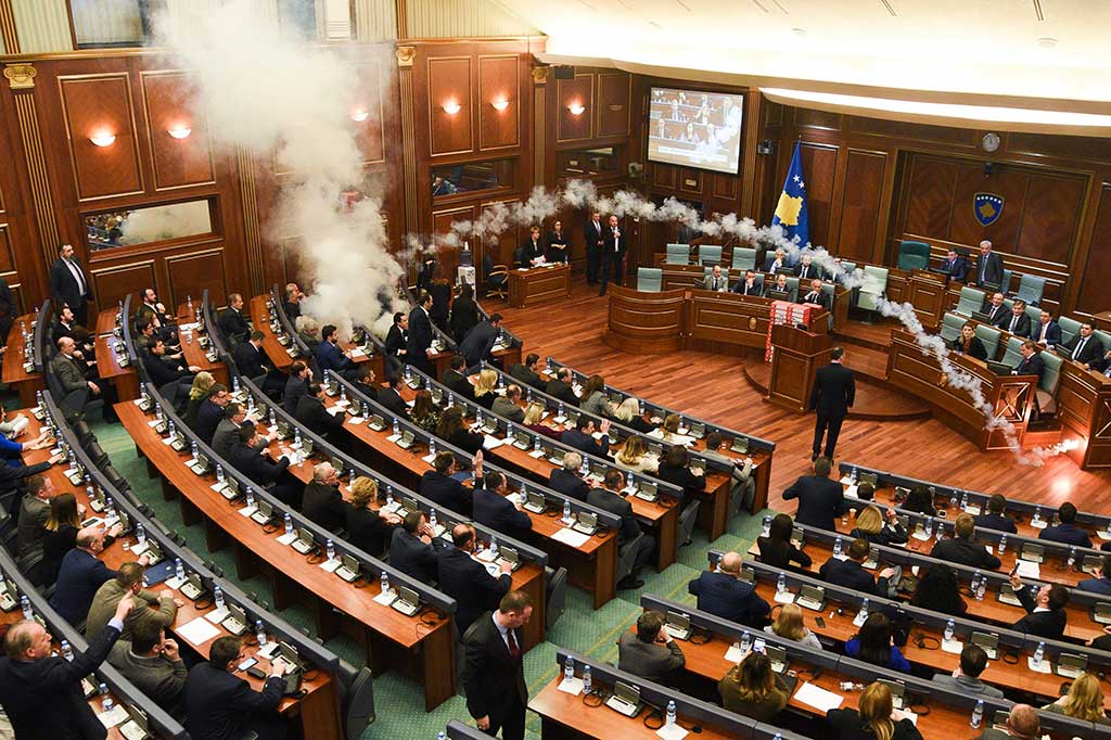 Anggota parlemen oposisi Kosovo melemparkan sebuah tabung gas air mata ke arah pimpinan sidang di Pristina, Rabu. Insiden pelemparan gas air mata tersebut terjadi saat pemungutan suara soal garis perbatasan dengan Montenegro.