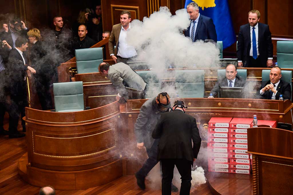 Asap tebal memenuhi ruang parlemen dan anggota parlemen harus mengungsi ke tempat yang aman. Ketua parlemen terpaksa menunda sidang agar petugas membersihkan gas air mata dan mengharapkan pemungutan suara bisa segera dilakukan.