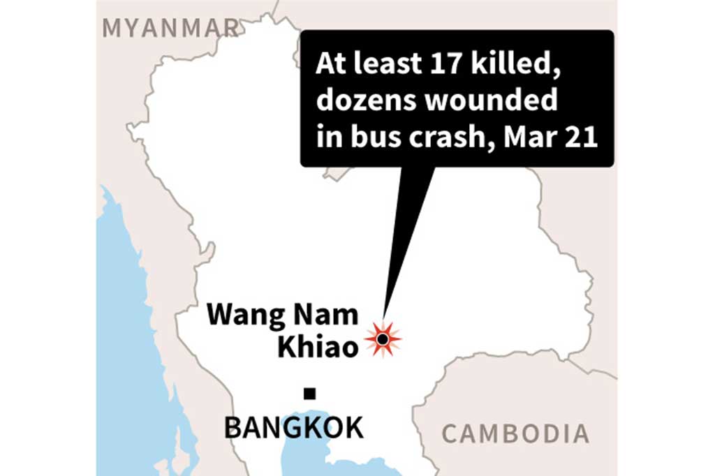 Bus tingkat yang membawa sebanyak 50 penumpang dalam perjalanan pulang ke Kalasin usai melihat pemandangan di Chanthaburi kehilangan kendali saat menuruni jalan berliku dan melompat ke jalur yang berlawanan dan menabrak sebuah pohon besar di pinggir jalan.  Kerasnya benturan membuat badan bus terbelah menjadi dua bagian. 
