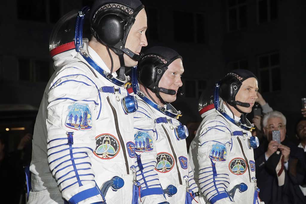 Ketiga antariksawan tersebut akan menjalankan misi di ISS selama lima bulan. Ketiganya akan bergabung dengan komandan Expedition 55, Shkaplerov milik NASA Scott Tingle dan Norishige Kanai dari badan antariksa Jepang di lab orbital. (Dari kiri) Richard Arnold, Oleg Artemyev, dan Andrew Fuestel.