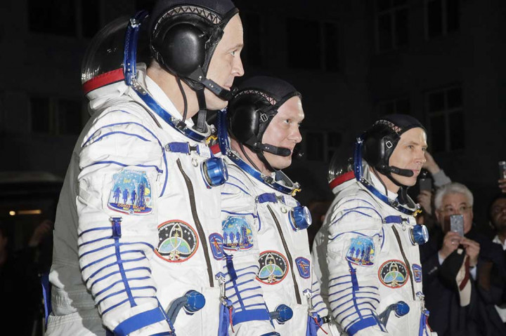 Ketiga antariksawan tersebut akan menjalankan misi di ISS selama lima bulan. Ketiganya akan bergabung dengan komandan Expedition 55, Shkaplerov milik NASA Scott Tingle dan Norishige Kanai dari badan antariksa Jepang di lab orbital. (Dari kiri) Richard Arnold, Oleg Artemyev, dan Andrew Fuestel.