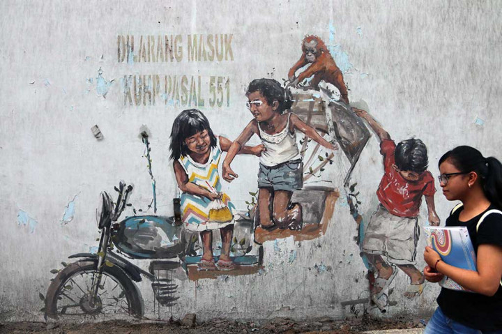 Sebelumnya, mural tiga anak bersama orang utan digabung dengan miniatur becak karya pelukis asal Lithuania itu rusak dengan kondisi miniatur becak yang hilang pada awal Maret 2018 lalu.