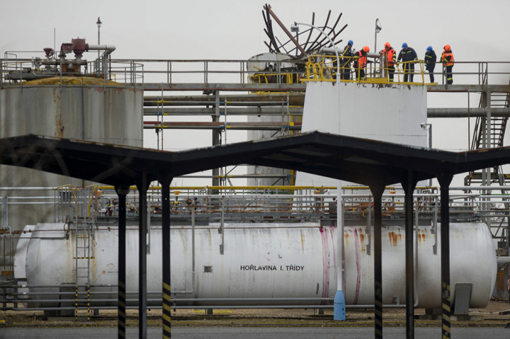 Perusahaan pengolahan minyak dan produsen plastik, Unipetrol, mengatakan ledakan terjadi pada salah satu tangki penyimpanan untuk bahan bakar dan zat aditif di kilang tersebut. 