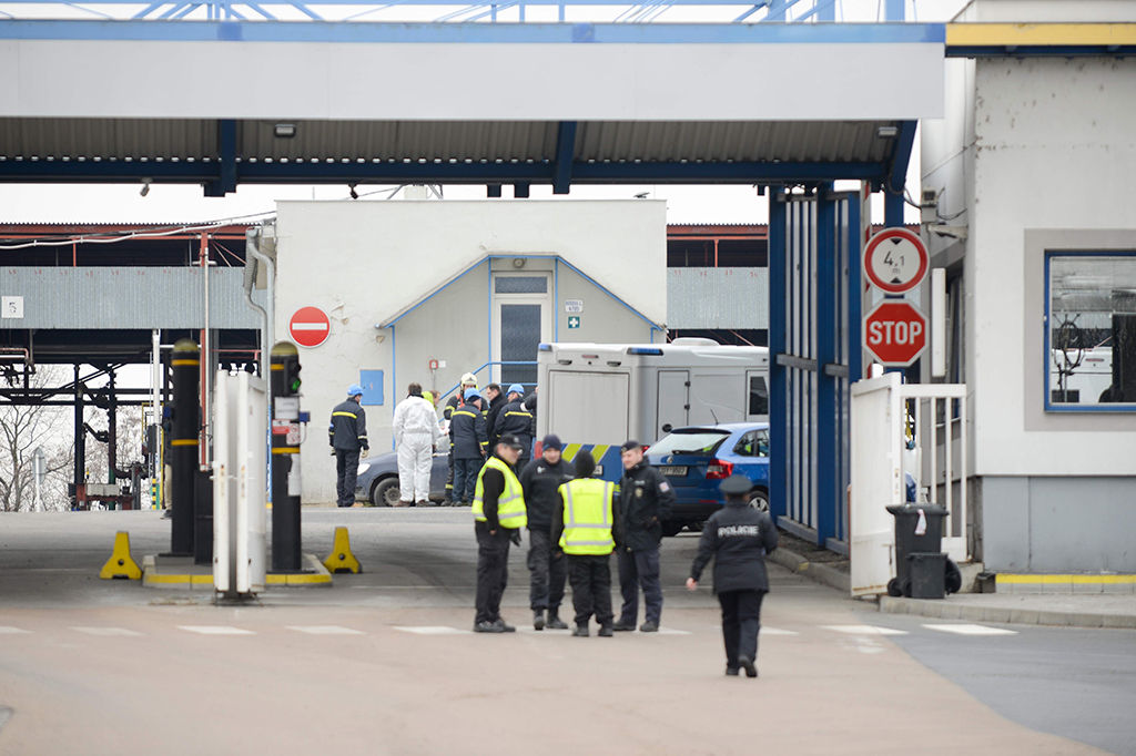 Wali Kota Kralupy nad Vltavou, Petr Holecek, menegaskan tidak ada bahaya yang mengancam kota pasca-ledakan kilang pabrik kima tersebut. Mengutip juru bica kepolisian setempat, tidak ditemukan tanda-tanda kebocoran zat berbahaya.