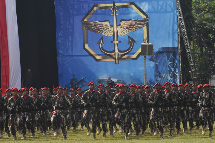 Prajurit Kopassus mengikuti Upacara Penyerahan Satuan Korps Pasukan Khusus (Kopassus) di Markas Kopassus Cijantung, Jakarta Timur.