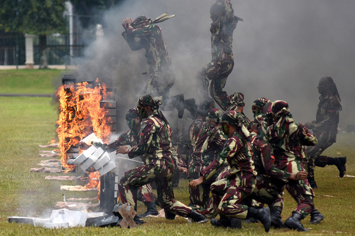 Prajurit Kopassus menampilkan seni beladiri dan tenaga dalam usai Upacara Penyerahan Satuan Korps Pasukan Khusus (Kopassus) di Markas Kopassus Cijantung, Jakarta Timur.