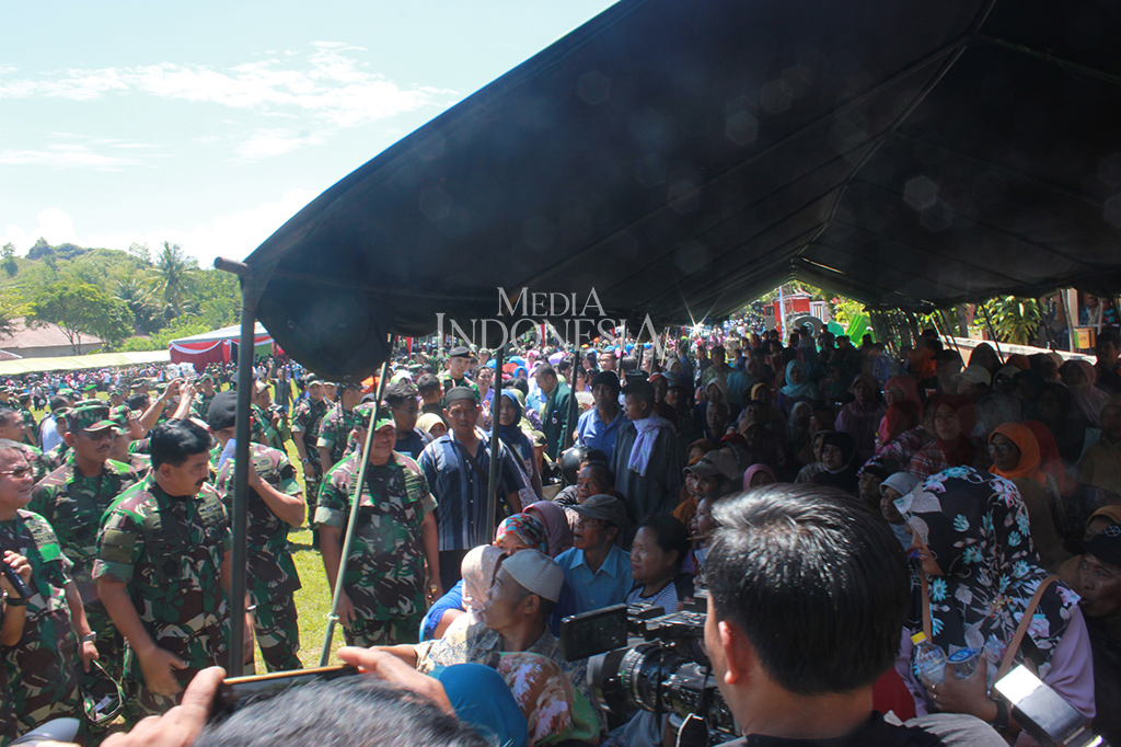 Panglima TNI berkeliling lapangan melihat bakti sosial
pengobatan gratis lapangan Bedoyo, Ponjong, Gunungkidul.