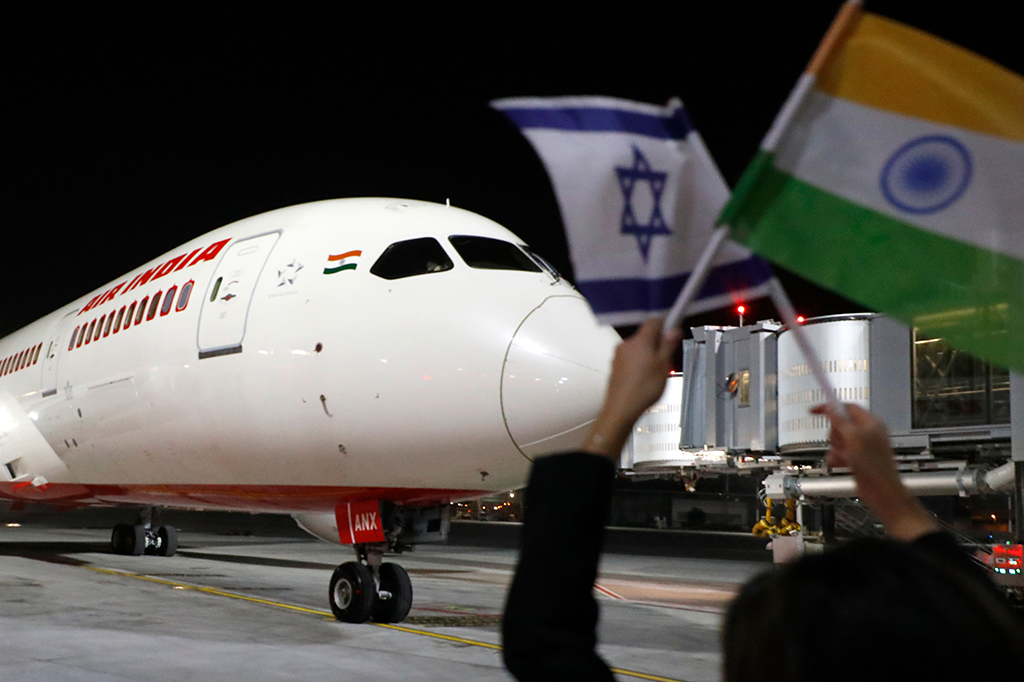 Hal ini bisa terwujud setelah otoritas Saudi untuk pertama kalinya membuka wilayah udaranya bagi pesawat komersial yang terbang ke Israel. Air India menjadi maskapai pertama yang mendapat izin untuk melewati Saudi saat terbang ke Israel. 