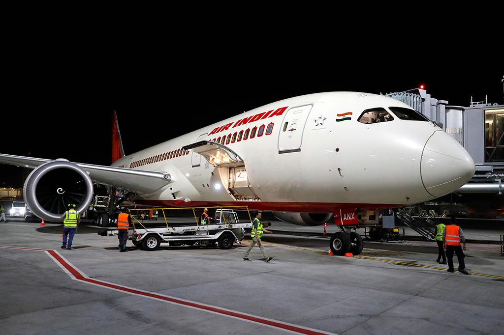 Otoritas Saudi sendiri sebenarnya belum memberikan konfirmasi secara resmi soal izin yang diberikan untuk Air India ini. Namun, pesawat Air India dengan nomor penerbangan 139 berhasil mendarat dengan selamat di Bandara Ben Guiron di Tel Aviv, Israel pada Kamis (22/3) waktu setempat. 
