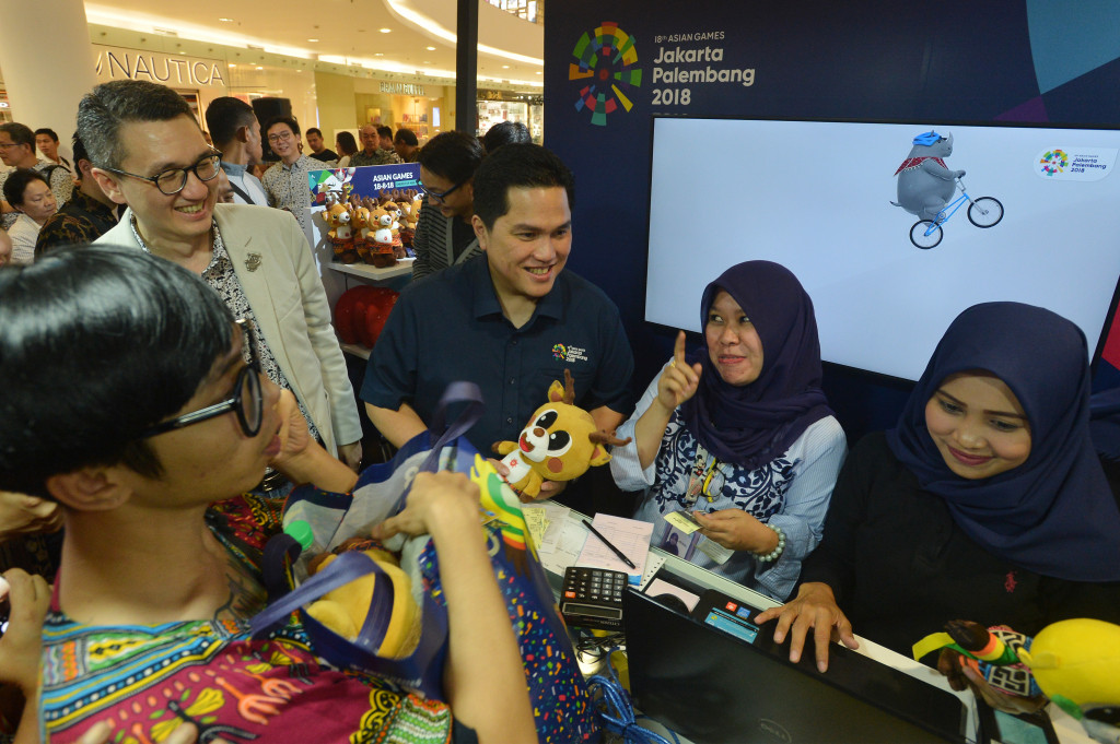 Presiden Inter Milan itu juga mengatakan, toko merchandise ini diharapkan Inasgoc bisa meraup banyak untuk. Inasgoc sendiri menargetkan keuntungan hingga Rp 1,5 miliar.