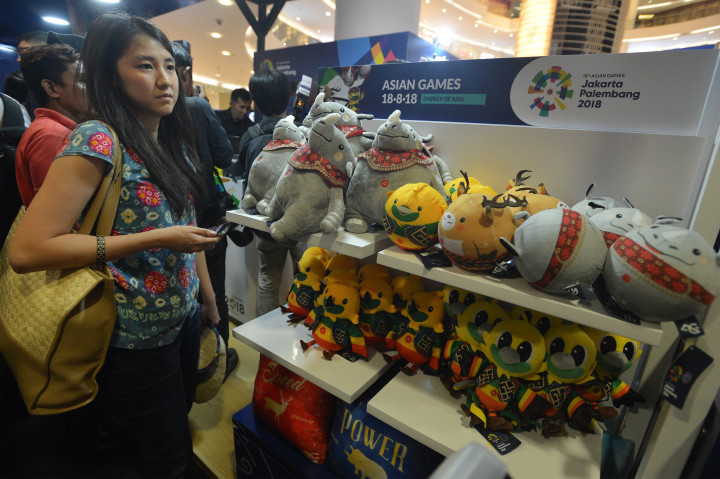 Pengunjung mengamati merchandise Asian Games 2018 yang dijual saat peluncuran di Jakarta.
