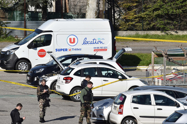 Penyandera yang diyakini yang mengaku sebagai bagian dari kelompok Islamic State of Iraq and Syria (ISIS) itu berhasil ditembak mati petugas keamanan setempat.