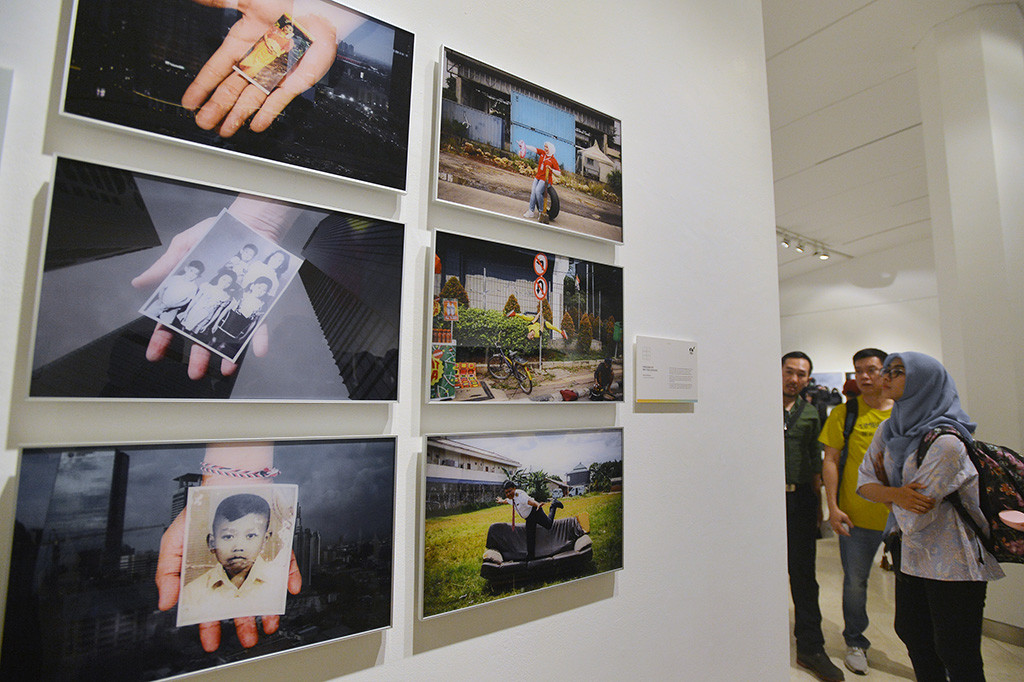 Pengunjung mengamati karya foto yang dipamerkan dalam pameran foto bertema Change di Erasmus Huis, Jakarta.