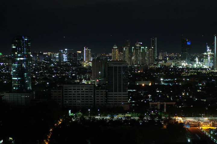 Suasana gedung bertingkat di kawasan Senayan, Jakarta saat lampu dipadamkan pada peringatan Earth Hour, Sabtu, 24 Maret 2018 malam. ANTARA/Reno Esnir