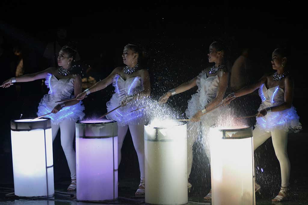 Seniman menampilkan seni perkusi LED saat peringatan Earth Hour di kawasan Kuta, Bali, Sabtu, 24 Maret 2018. ANTARA/Fikri Yusuf