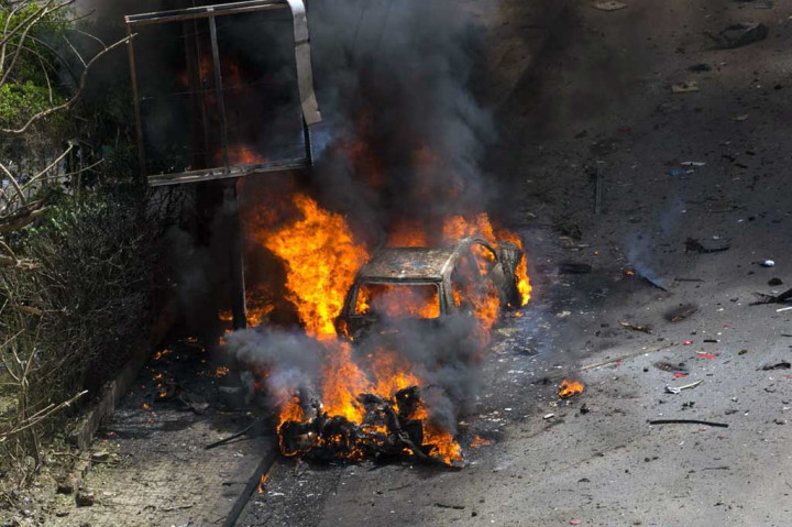 Asap hitam membubung tinggi pascaserangan bom mobil di Kota Alexandria, Mesir, Sabtu, 24 Maret 2018.