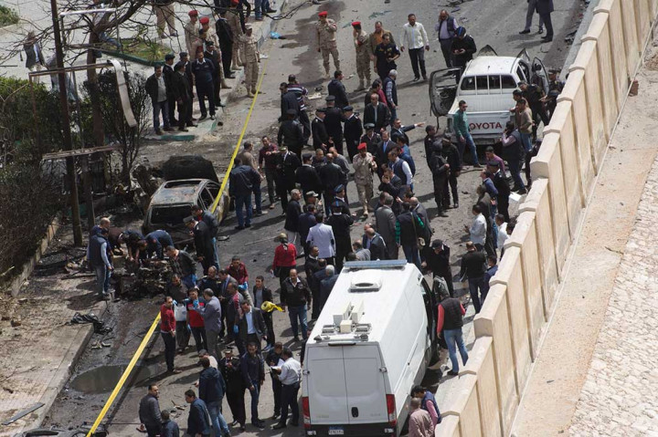 Bom itu meledak di dekat konvoi yang mengangkut Jenderal Mostafa el-Nemr saat melewati daerah permukiman di kota Mediterania. El-Nemr lolos dari serangan tersebut.