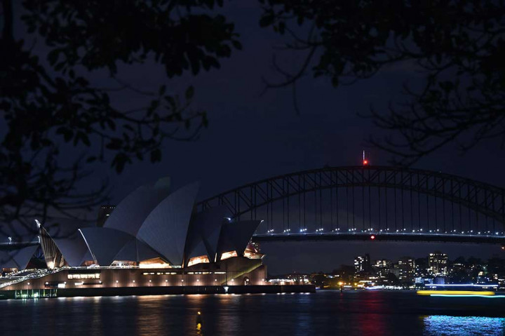 Sydney Opera House dan Harbor Bridge di Australia menjadi gelap saat kampanye lingkungan Earth Hour, Sabtu, 24 Maret 2018 malam. AFP/Peter Parks