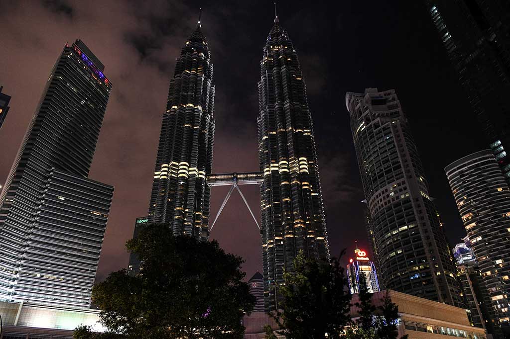 Menara Kembar Petronas di Malaysia gelap gulita saat kampanye lingkungan Earth Hour, Sabtu, 24 Maret 2018 malam. AFP/Mohd Rasfan