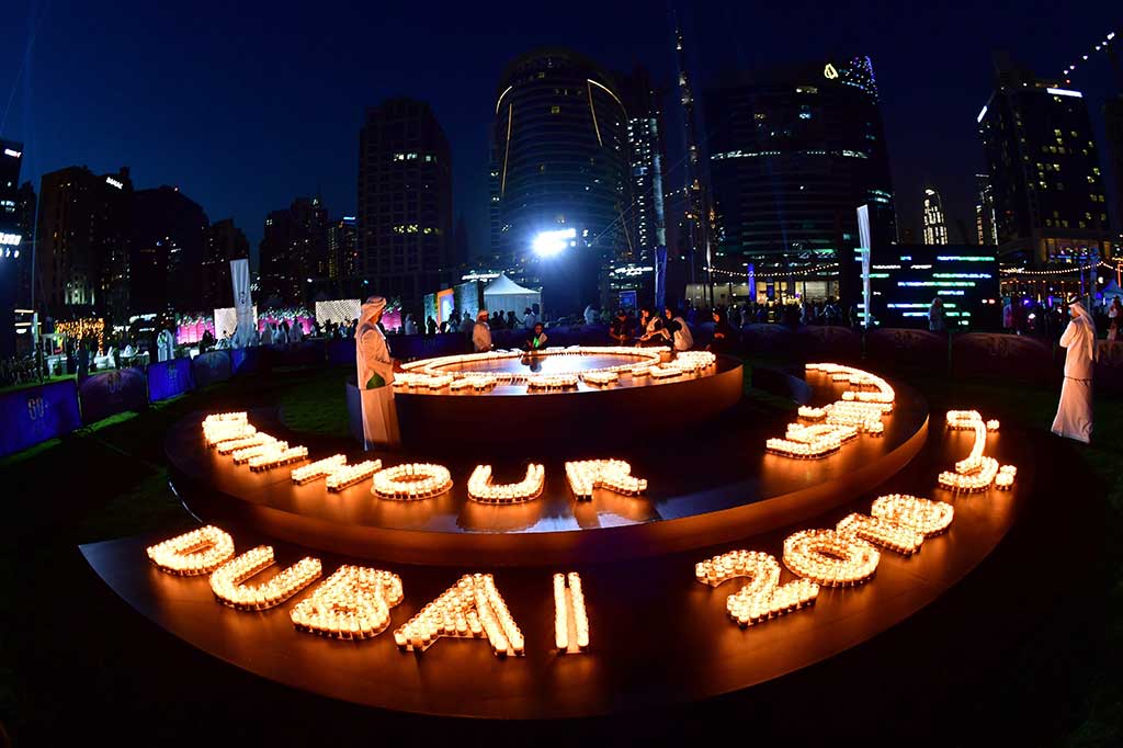 Warga menyalakan lilin setelah lampu gedung-gedung dimatikan untuk kampanye lingkungan Earth Hour di Dubai, Uni Emirat Arab. AFP/Giuseppe Cacace