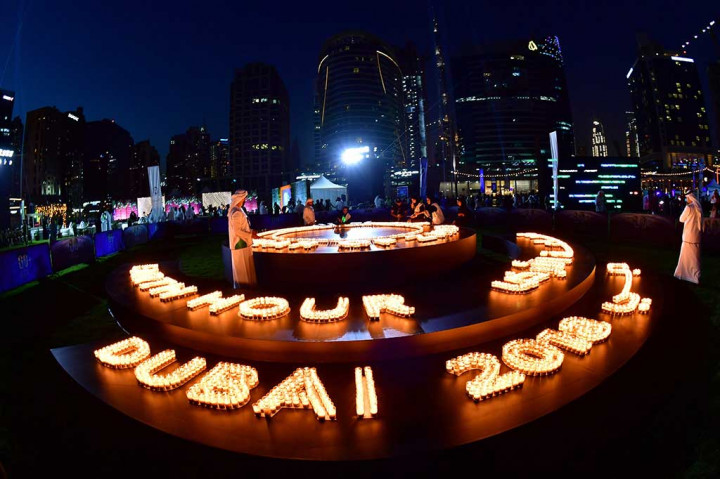 Warga menyalakan lilin setelah lampu gedung-gedung dimatikan untuk kampanye lingkungan Earth Hour di Dubai, Uni Emirat Arab. AFP/Giuseppe Cacace