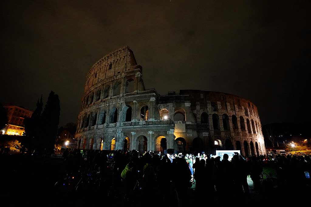 Colosseum kuno di Roma, Italia, gelap gulita saat peringatan Earth Hour. AFP/Vicenzo Pinto