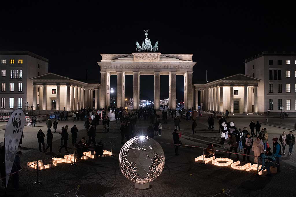Suasana di depan Gerbang Brandenburg yang gelap tak lama setelah dimulainya Earth Hour di Berlin, Jerman. AFP/dpa4/Paul Zinken