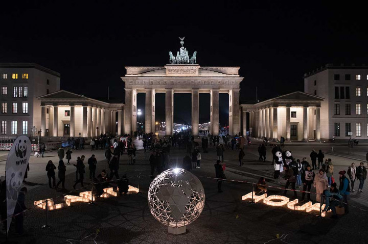 Suasana di depan Gerbang Brandenburg yang gelap tak lama setelah dimulainya Earth Hour di Berlin, Jerman. AFP/dpa4/Paul Zinken