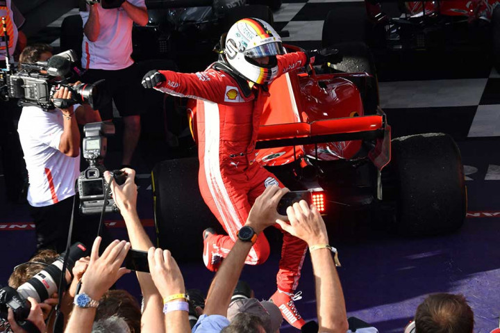 Vettel meluapkan kegembiraannya usai finis terdepan di Grand Prix F1 Australia.