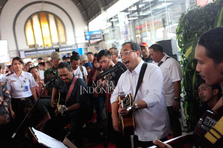 Budi Karya pun kemudian meminjam gitar dan menyumbang lagu diiringi band akustik beranggotakan empat seniman, bernama Kodeka Band. 