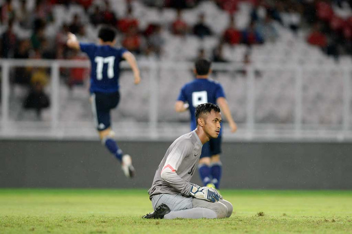 Ekspresi kekecewaan kiper Timnas U-19 M Aqil Savic setelah gawangnya dibobol pesepak bola Jepang U-19 Ando Mizuki (kiri) dalam laga persahabatan di Stadion Utama Gelora Bung Karno, Jakarta, Minggu, 25 Maret 2018.