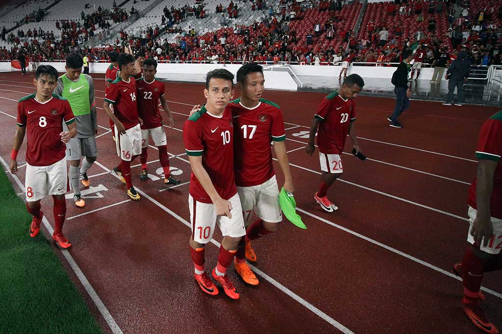 Para pesepak bola timnas Indonesia U-19 menyapa suporter seusai bertanding melawan timnas Jepang U-19.