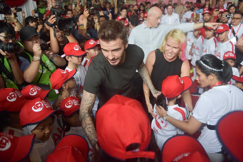 Kehadiran mantan pesepak bola Manchester United dan Real Madrid David Beckham disambut meriah para penggemar dan Menpora Imam Nahrawi di Stadion Soemantri Brojonegoro, Jakarta, Minggu, 25 Maret 2018.