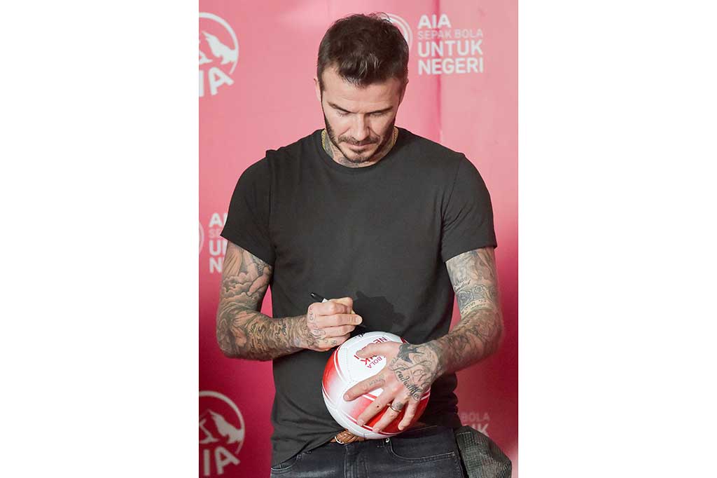 Pada kesempatan tersebut Beckham juga memberikan donasi 10 ribu bola secara simbolis untuk akademi sepak bola di seluruh Indonesia. 
