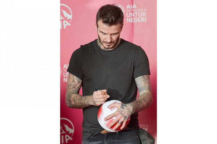 Pada kesempatan tersebut Beckham juga memberikan donasi 10 ribu bola secara simbolis untuk akademi sepak bola di seluruh Indonesia. 