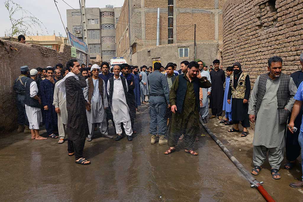 Belum ada kelompok yang mengaku bertanggung-jawab atas serangan itu, tapi kelompok fanatik IS menyerang beberapa tempat ibadah di Herat selama beberapa tahun belakangan.