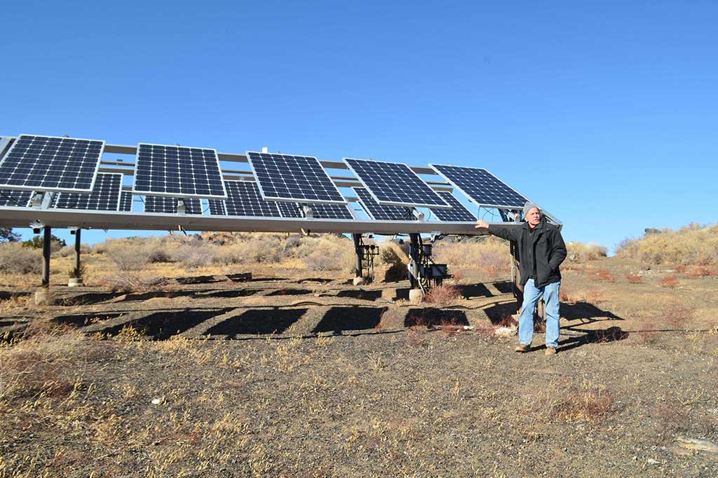 STAR, yang mendidik murid hingga akhir sekolah menengah, memenuhi semua keperluan listrik secara mandiri dari dua turbin angin dan 300 panel surya. Itu merupakan inisiatif yang lahir karena ideologi tapi juga kebutuhan, berhubung tidak ada jaringan listrik di sana, sekitar 25 mil (40 kilometer) dari kota terdekat, Flagstaff.