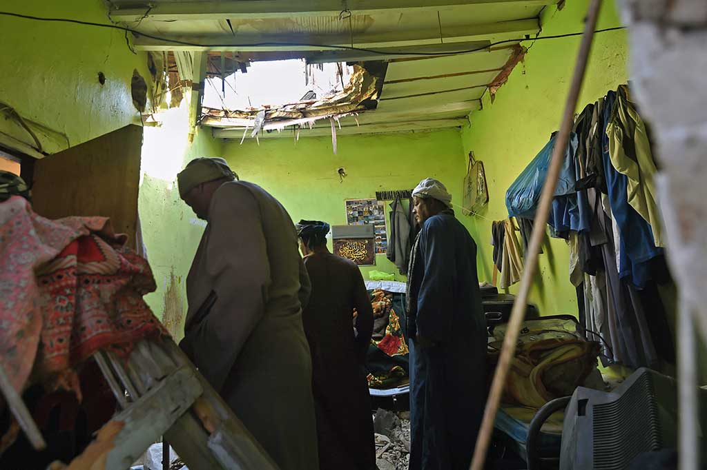 Juru bicara pasukan pertahanan sipil Riyadh menyatakan bahwa pecahan rudal yang jatuh di satu rumah warga di Riyadh tersebut mengakibat satu orang tewas dan dua lainnya cedera. Mereka semua berasal dari Mesir.